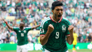 México supera 2-0 a Sudáfrica con goles de Jiménez y Quiñones y se pone al frente del Grupo A