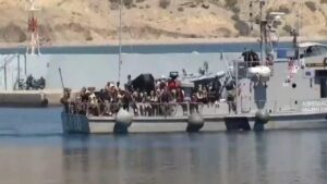 Entra en vigor controversial pacto migratorio de la Unión Europea